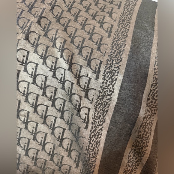 Gray Patterned Scarf - Picture 3 of 6